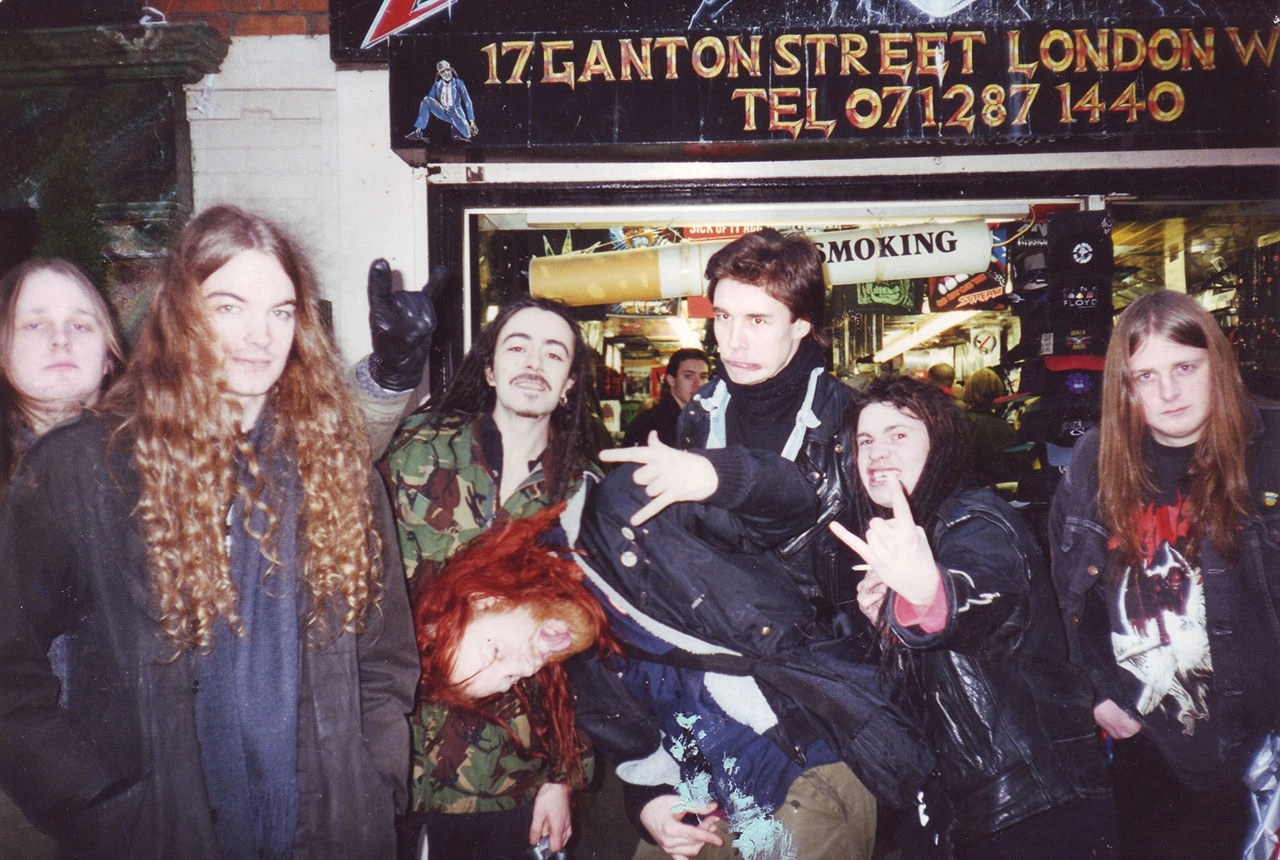 At The Gates na frente do bar Metalhead em Londres, 1995; Créditos: Imprensa