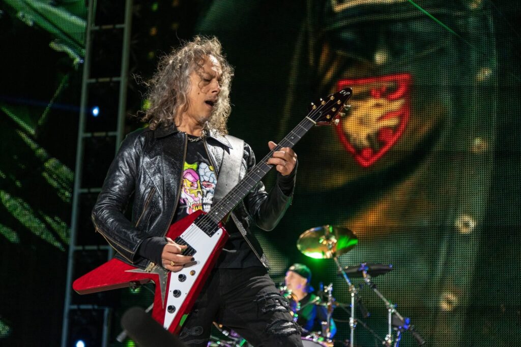 Guitarra de Kirk Hammett leiloada por US$ 76,8 mil