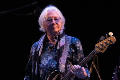 Mike Mills provoca Ariana Grande em single “My Cologne”