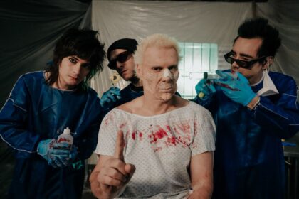 Supla ironiza obsessão com procedimentos estéticos em novo clipe
