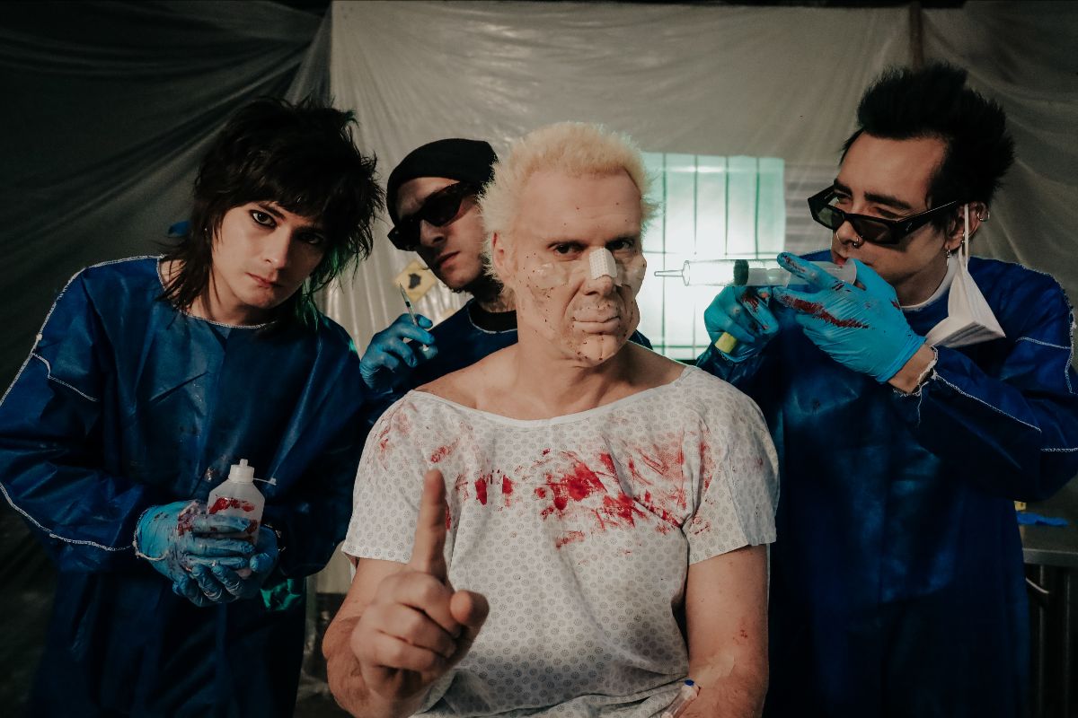 Supla ironiza obsessão com procedimentos estéticos em novo clipe