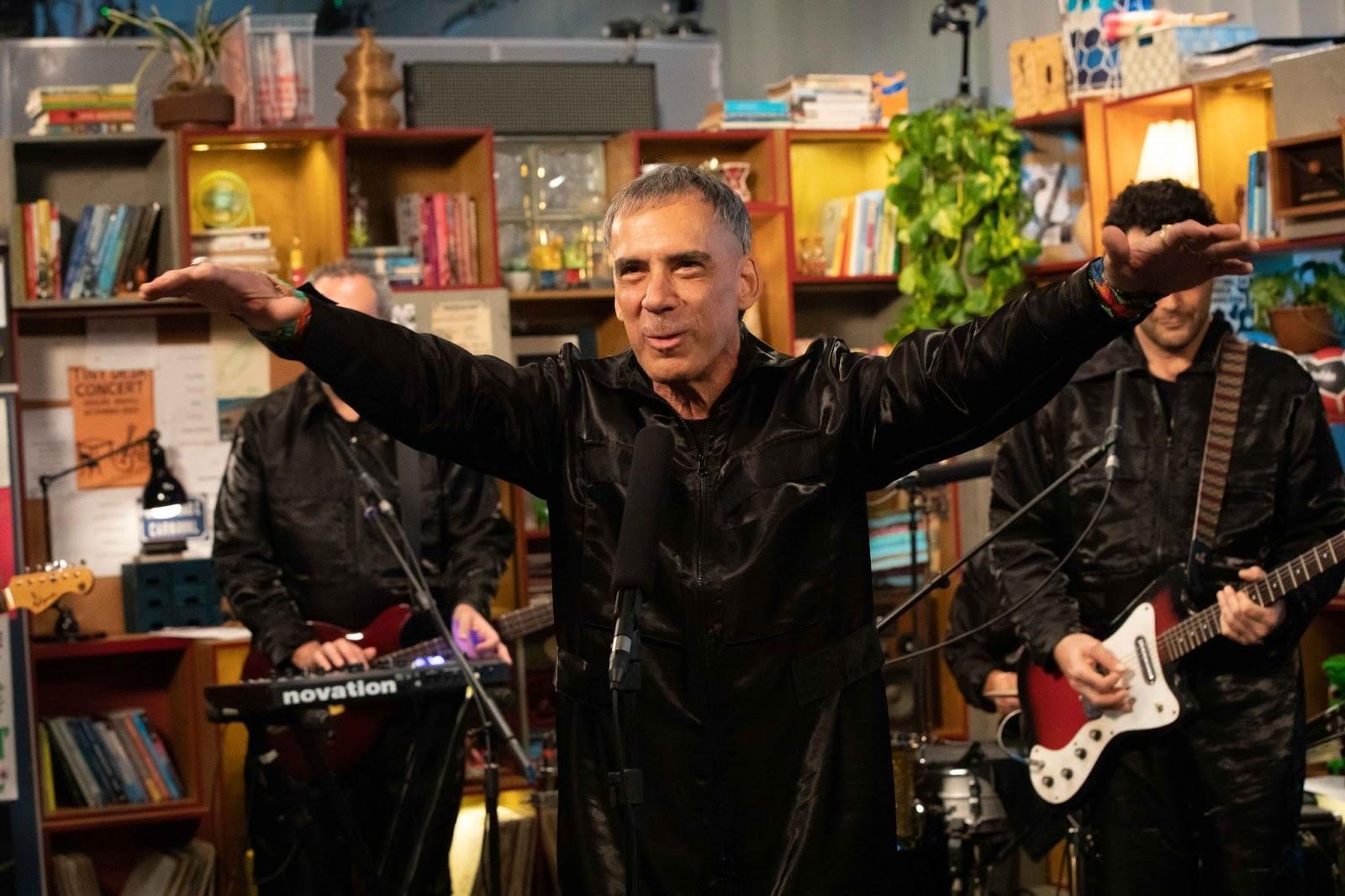 Arnaldo Antunes apresenta poesia e multilinguagem no Tiny Desk Brasil