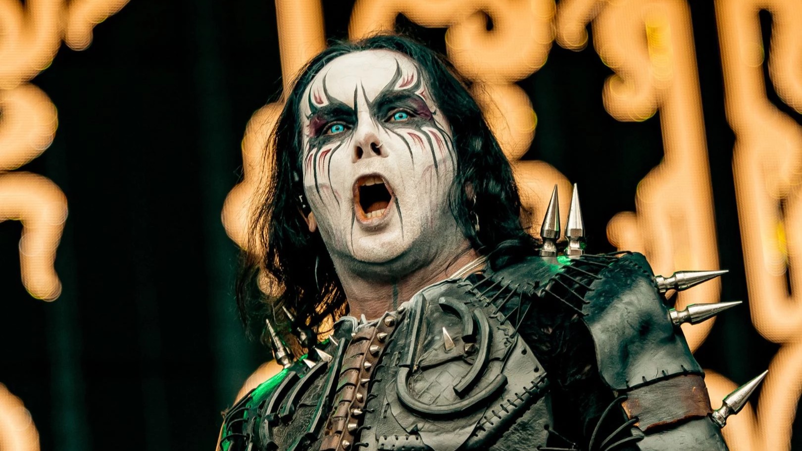 Dani Filth nega acusações de ex-membros do Cradle of Filth sobre salários e contratos