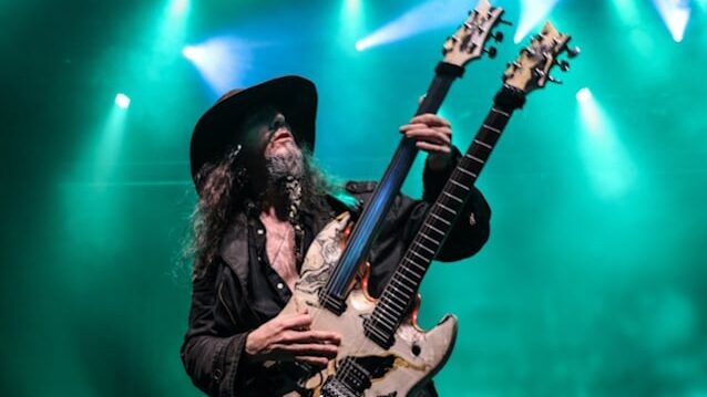 Ron “Bumblefoot” Thal lança clipe de “Moonshine Hootenanny”