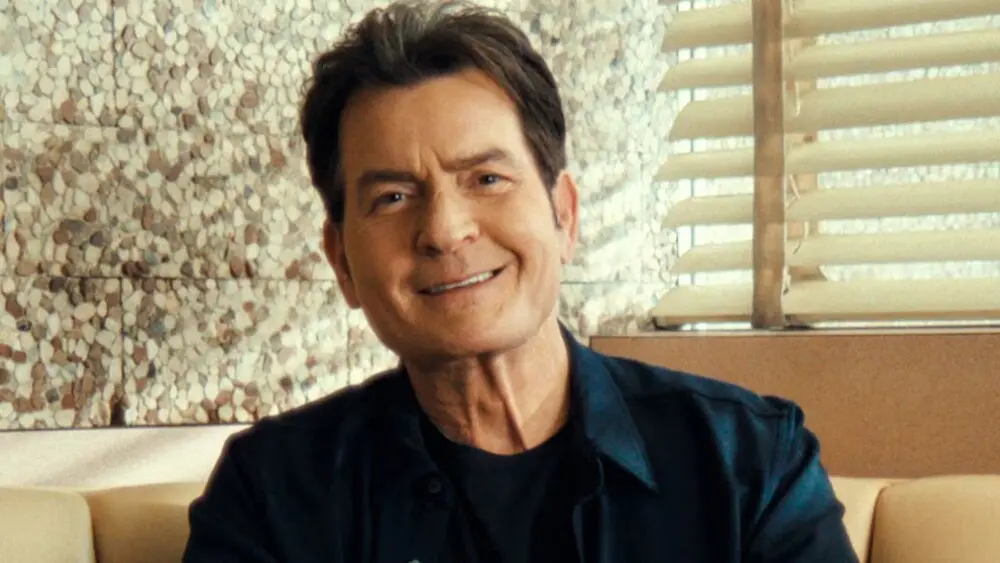 Charlie Sheen relembra encontro com Ozzy Osbourne em clínica de reabilitação