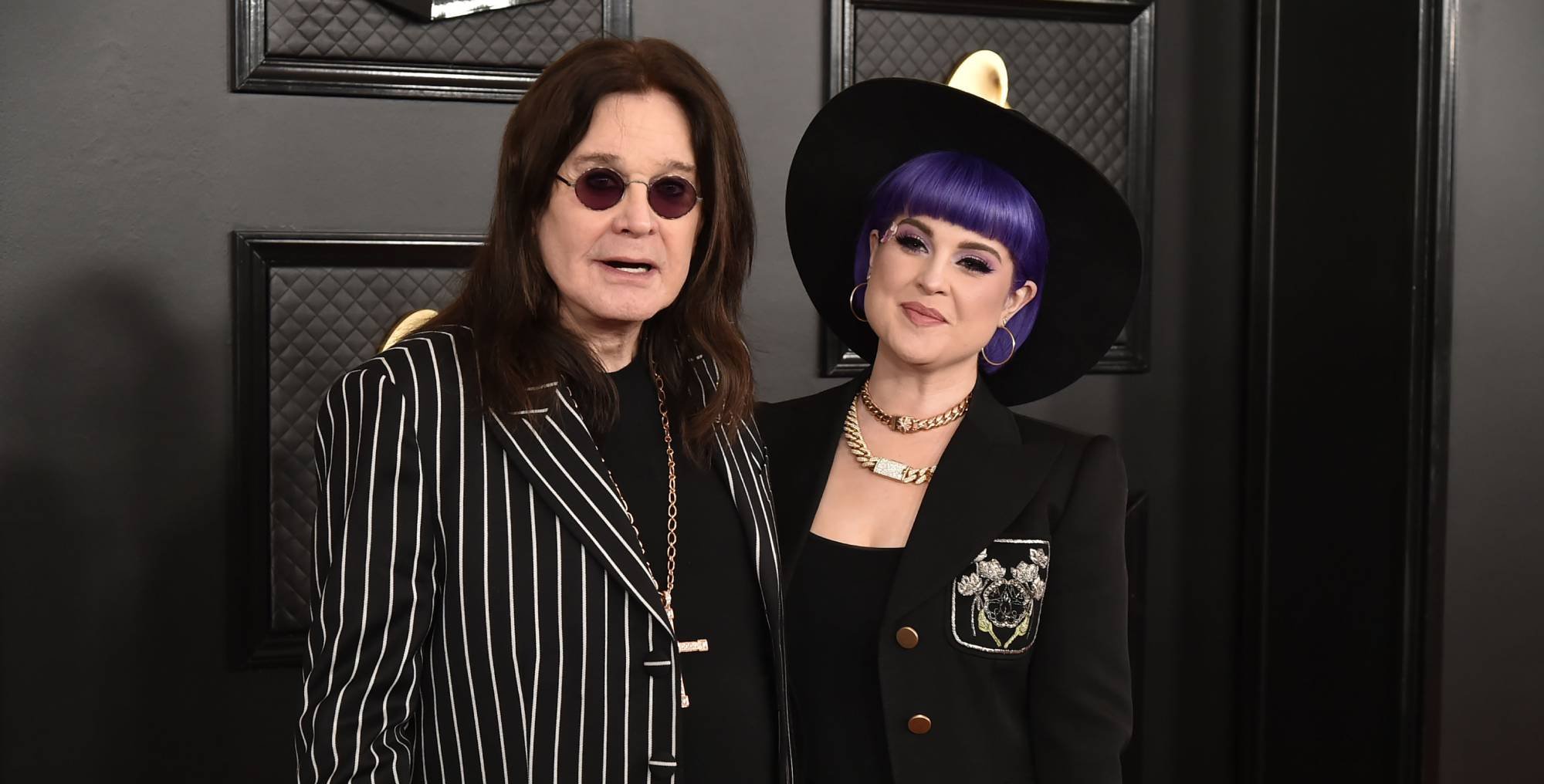 Kelly Osbourne filma filho mordendo morcego de brinquedo