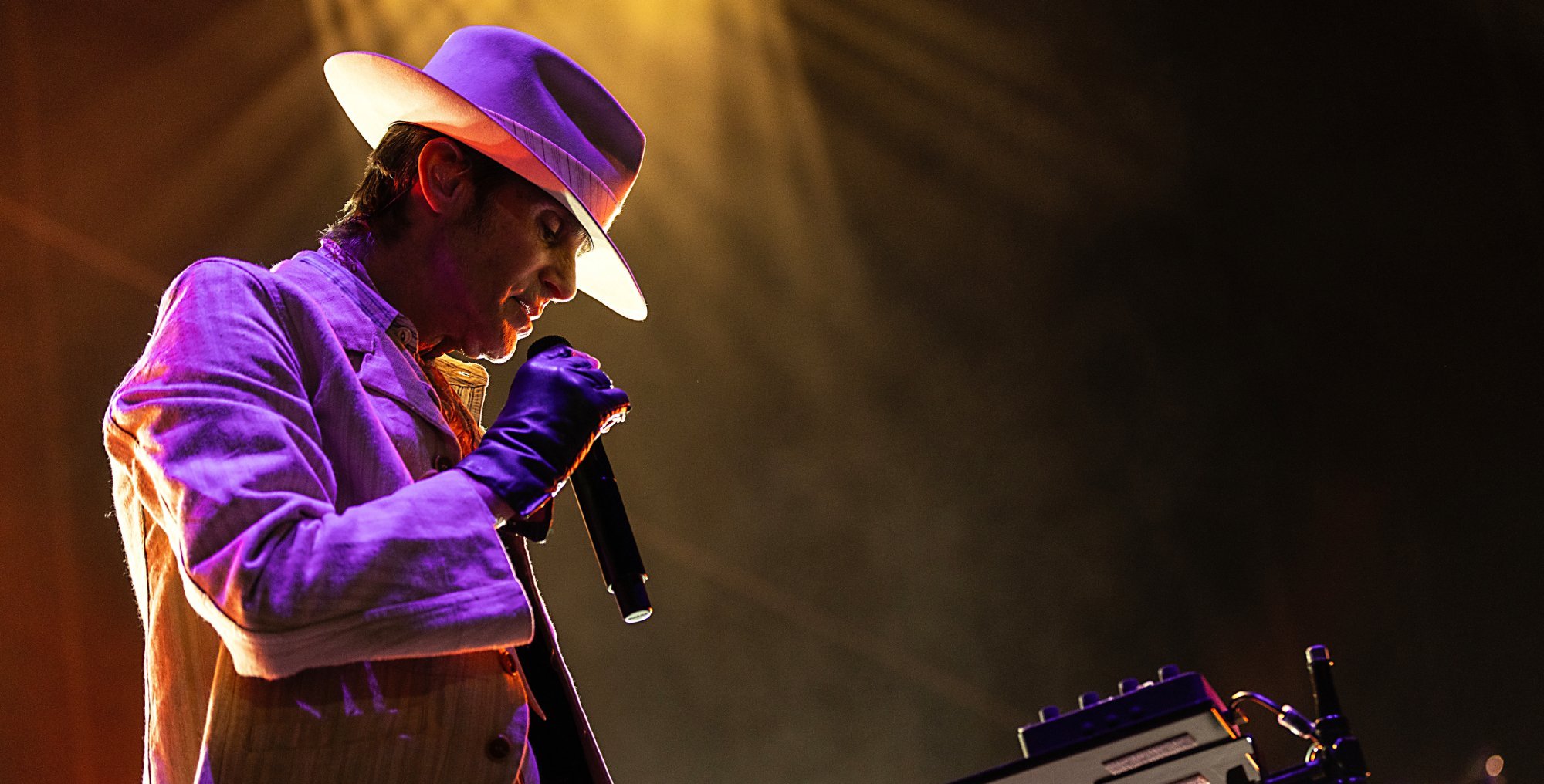 Perry Farrell volta aos palcos em tributo aos Doors