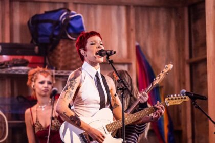 Halsey adota novo visual: cantora surge com cabelo loiro platinado