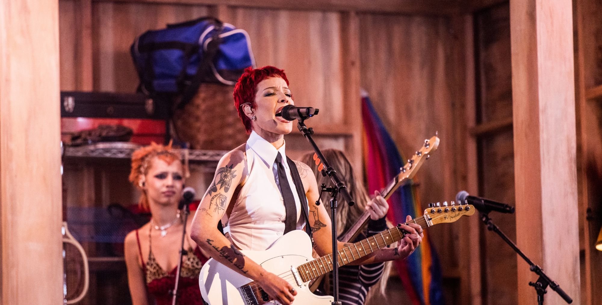 Halsey rebate fã que mandou “calar a boca” em show