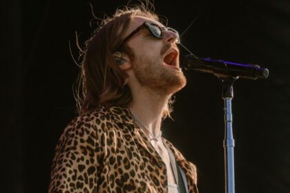 Finneas cria tema da Apple TV+ com três versões originais