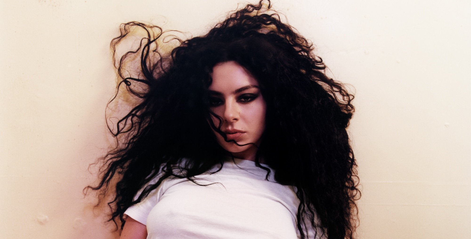 Charli XCX revela uso de cordas no próximo novo álbum