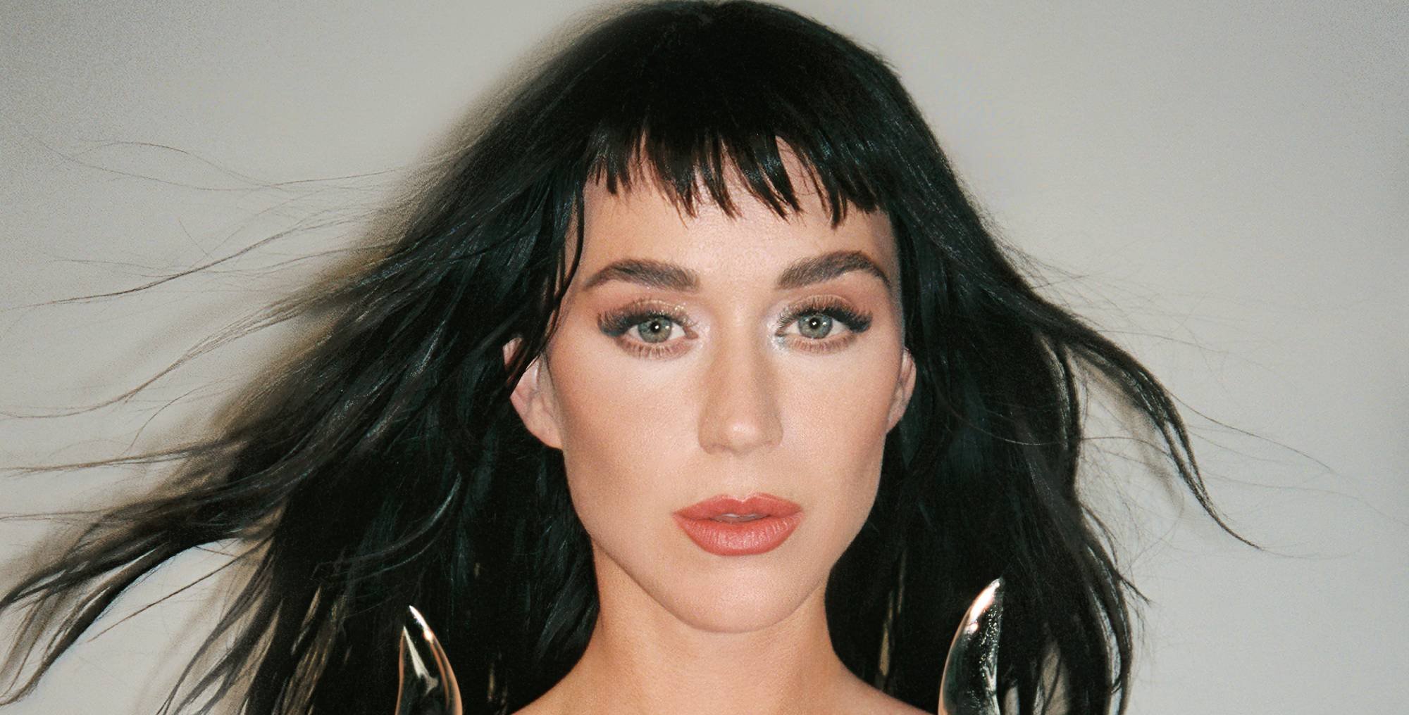 Katy Perry lança Bandaids e transforma o fim de um amor em espetáculo pop