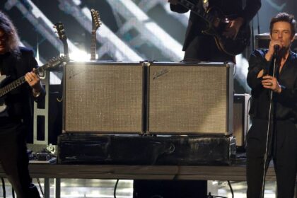 The Killers homenageia Warren Zevon no Hall da Fama 2025