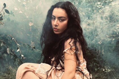 Charli Xcx lança filme complementar “Music, fashion, film” para seu novo álbum