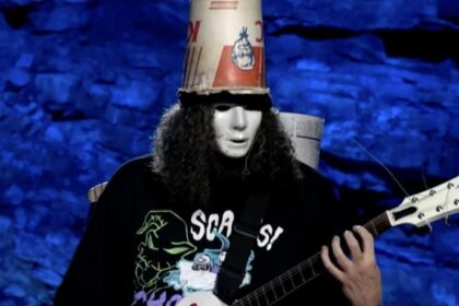 Buckethead toca “Welcome to Bucketheadland” nas cavernas
