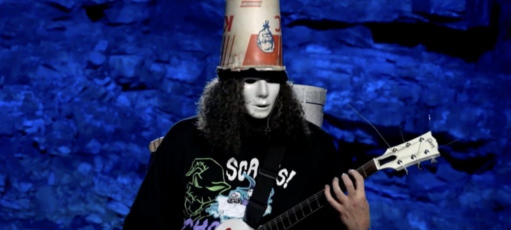 Buckethead toca “Welcome to Bucketheadland” nas cavernas