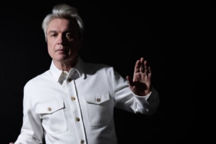 David Byrne lança single ‘T-shirt’ com Brian Eno
