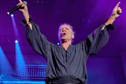 Bruce Dickinson libera bastidores do clipe premiado de “Tears Of The Dragon”