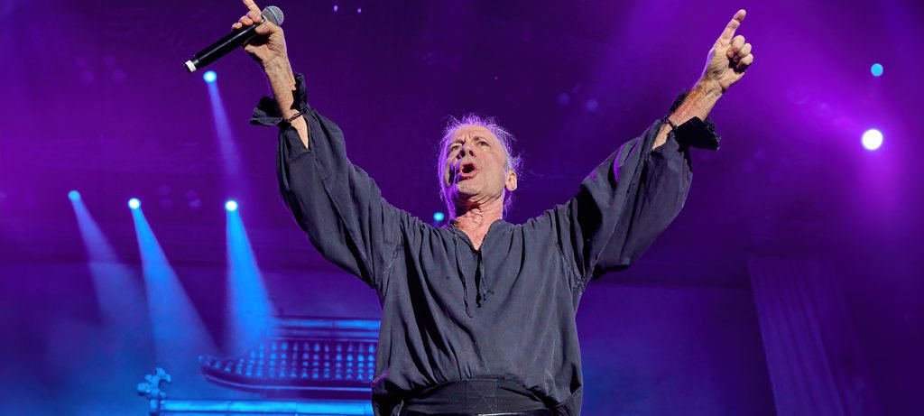 Bruce Dickinson libera bastidores do clipe premiado de “Tears Of The Dragon”