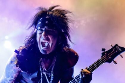 Nikki Sixx critica roqueiros veteranos que fingem ter 25