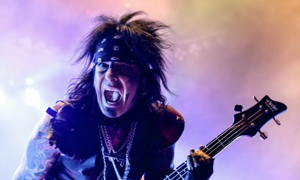 Nikki Sixx critica roqueiros veteranos que fingem ter 25