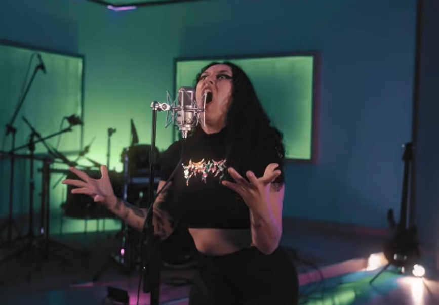 Fernanda Lyra canta em “Unexpected Projection”, novo single da New Democracy