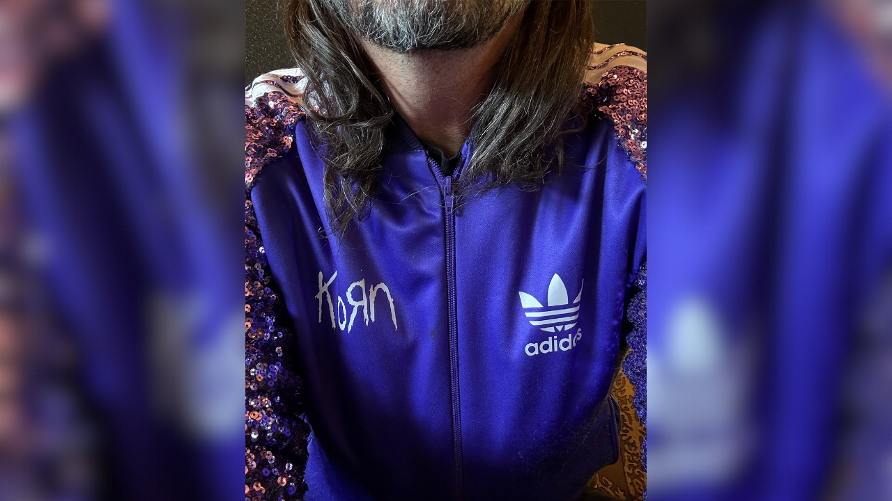 Dave Grohl usa macacão do Korn e anuncia show Foo Fighters