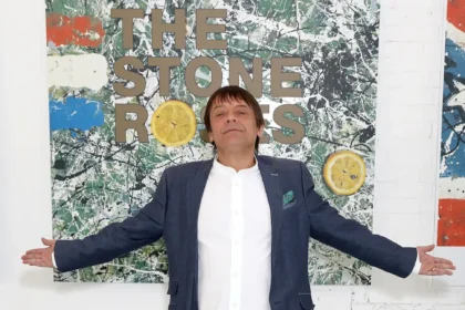 Gary “Moni” Mounfield: O baixista discreto que sustentou a revolução de Madchester
