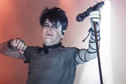 Gary Numan explica colapso no palco após morte do irmão