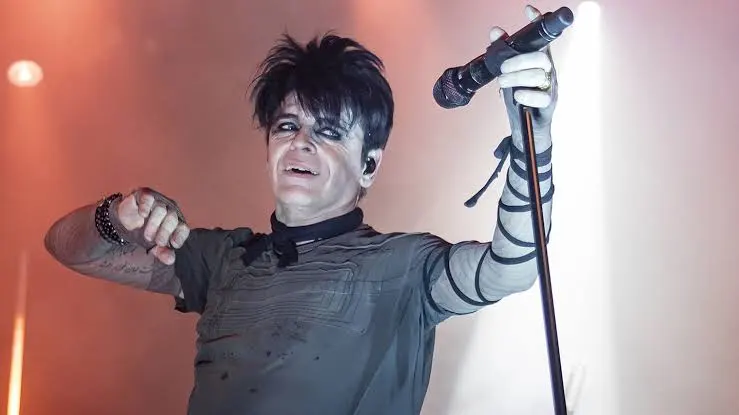 Gary Numan explica colapso no palco após morte do irmão