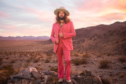 Jay Buchanan, do Rival Sons, anuncia álbum solo “Weapons Of Beauty” e lança “Caroline”