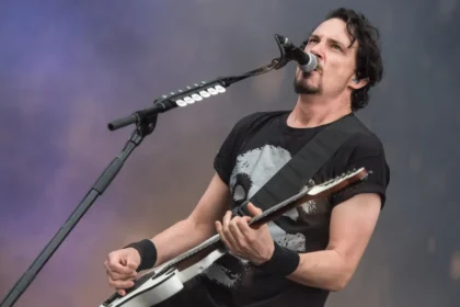 Joe Duplantier faz cirurgia na mão e Car Bomb assume guitarra