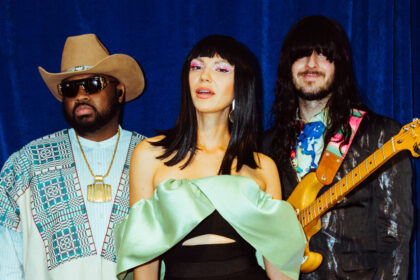 Khruangbin lança “The Universe Smiles Upon You II” em celebração de 10 anos