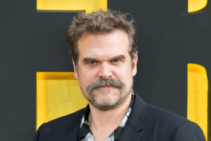 Millie Bobby Brown denuncia David Harbour por assédio e intimidação em “Stranger Things”