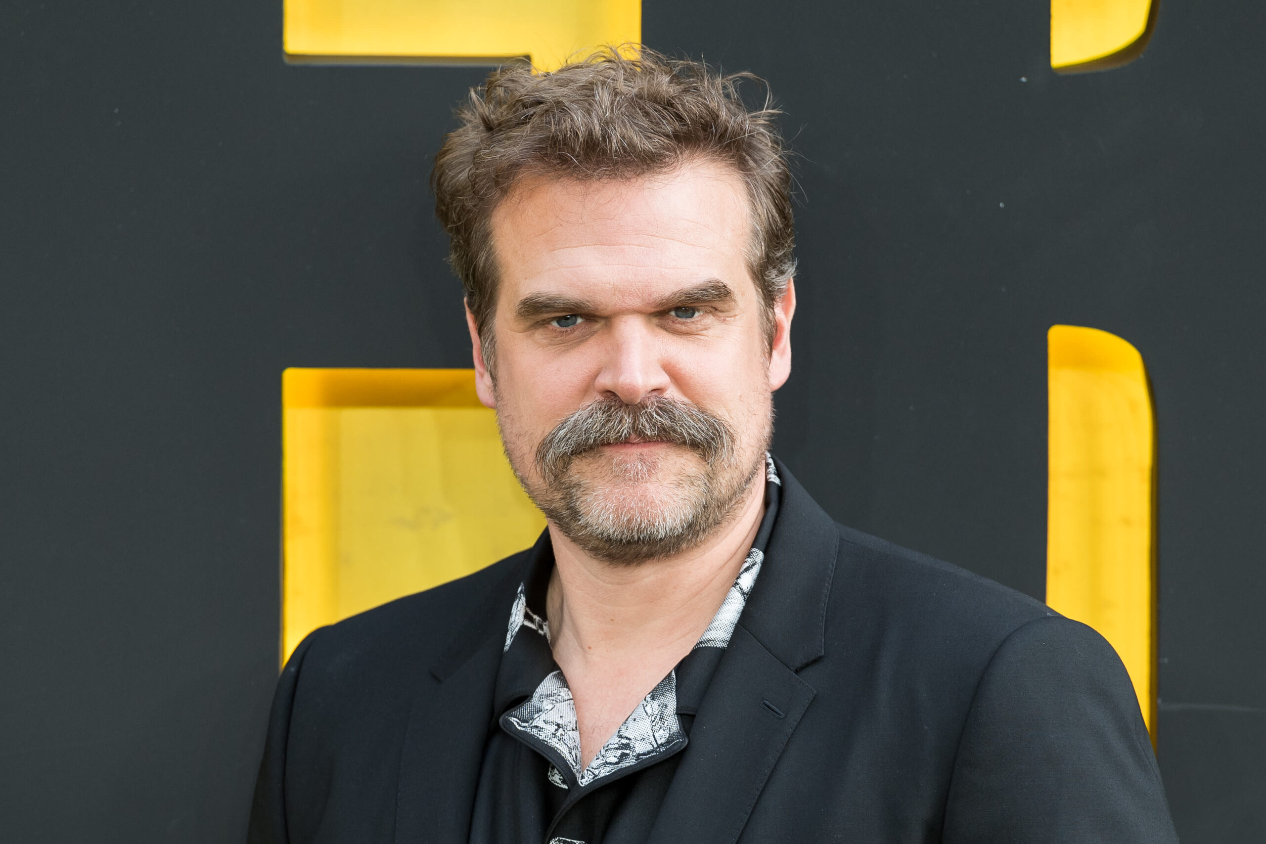 Millie Bobby Brown denuncia David Harbour por assédio e intimidação em “Stranger Things”