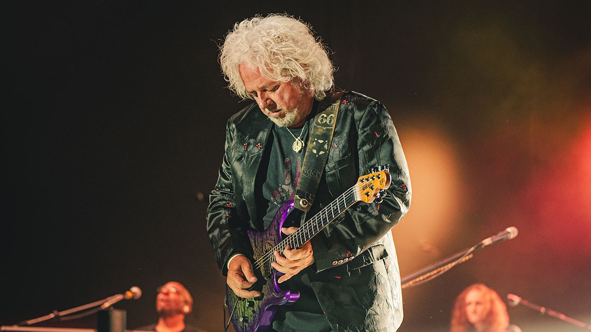 Steve Lukather rebate críticas e defende formação do Toto