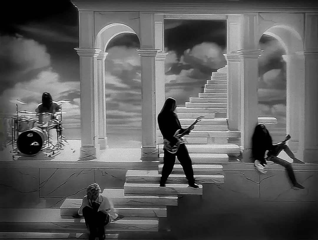 Alice In Chains performando durante as gravações do videoclipe para Grind, em 1995, Créditos: Rocky Schenk