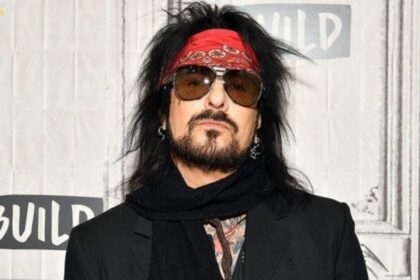 Nikki Sixx defende Vince Neil após críticas de fã