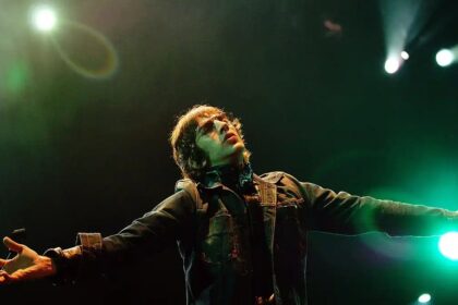 Richard Ashcroft homenageia Mani com trecho de Stone Roses