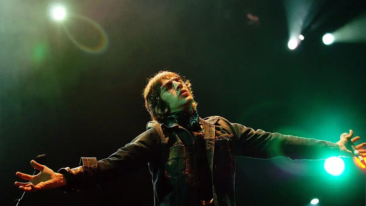 Richard Ashcroft homenageia Mani com trecho de Stone Roses