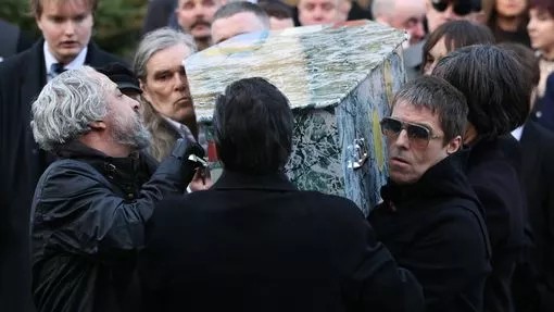 Funeral de Mani reúne ícones do rock em Manchester