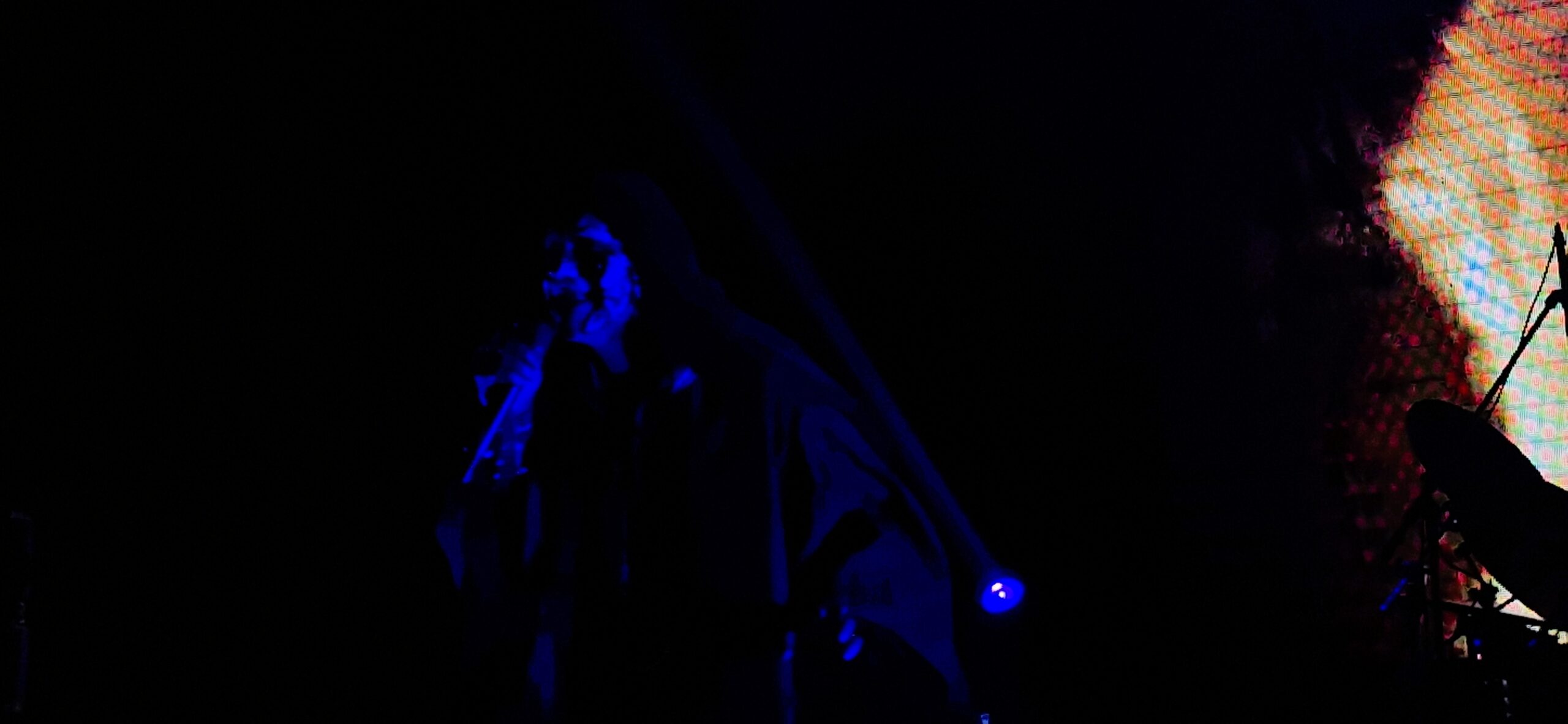 Atilla esboçando um sorriso, Créditos; Maurício Silva