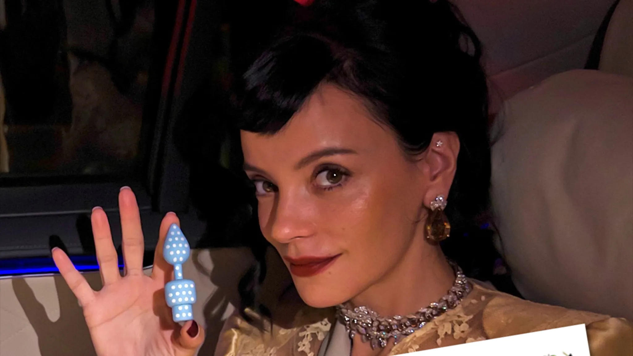 Lily Allen lança ‘West End Girl’ em USB formato plug