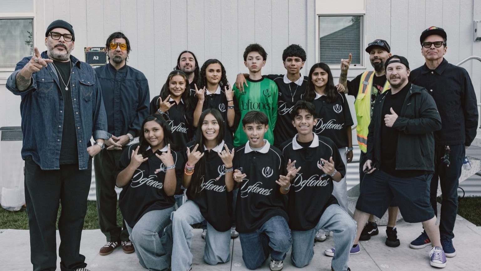 Deftones lança merch beneficente com time infantil de Sacramento