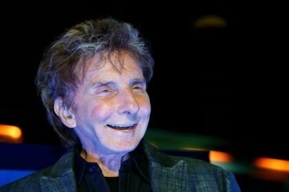 Barry Manilow revela câncer de pulmão e adia turnê