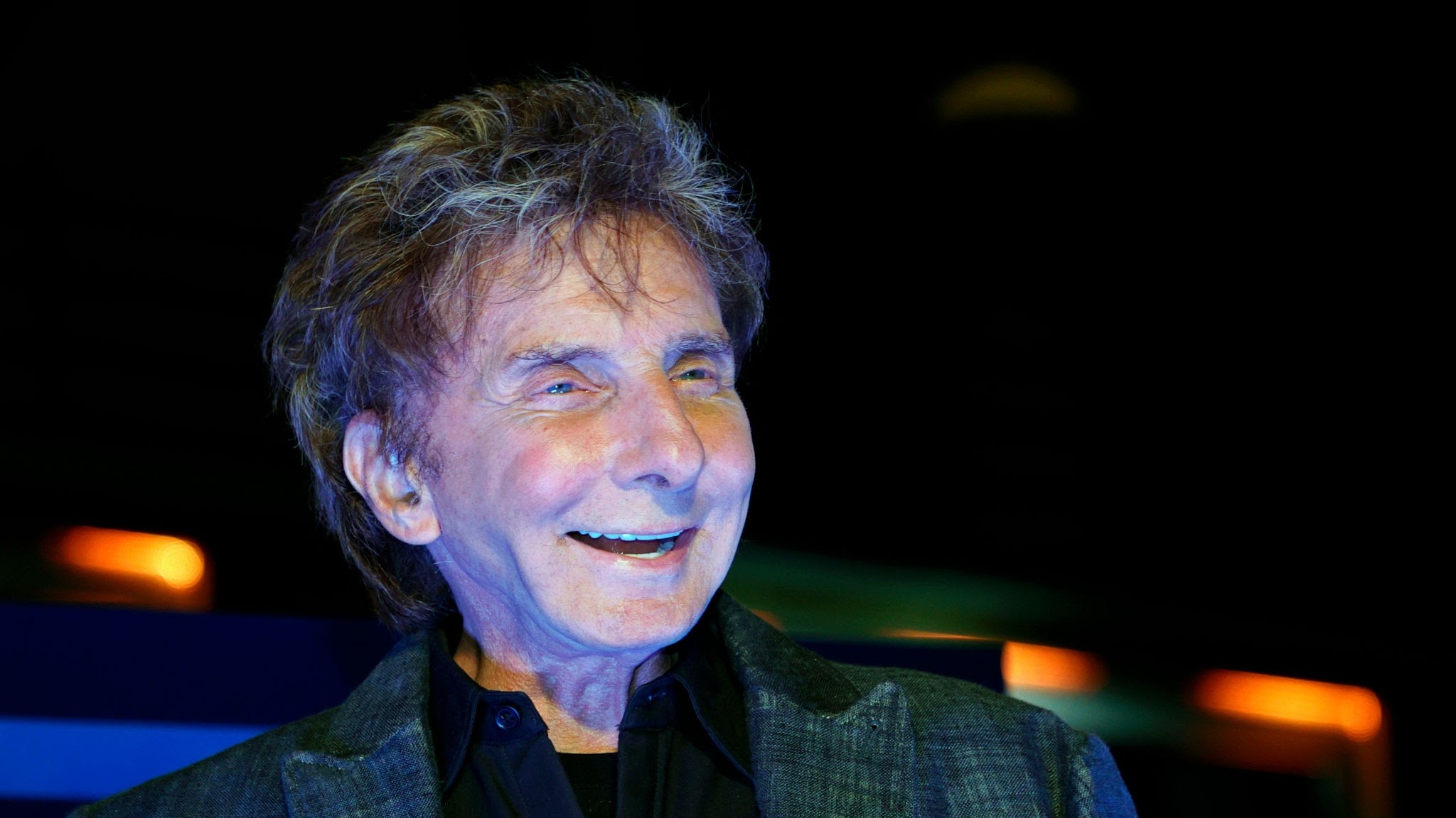 Barry Manilow revela câncer de pulmão e adia turnê
