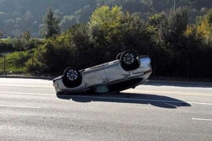 Ben Koller sofre acidente; carro capota e condutor foge