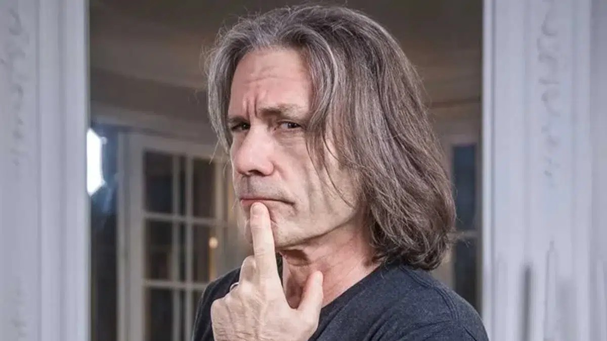 Bruce Dickinson reflete sobre ausência em parte da vida dos filhos devido a turnês