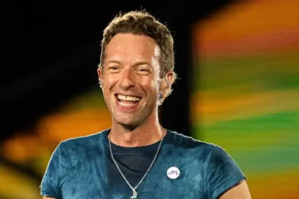 Chris Martin canta em casamento e faz primeira dança