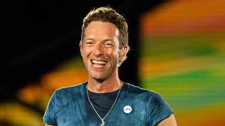 Chris Martin canta em casamento e faz primeira dança